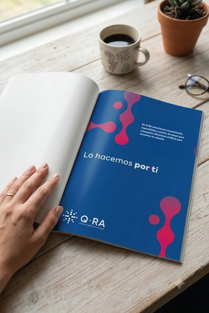 Publicación médica abierta sobre una mesa